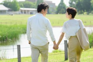 中高年の婚活で、「年の差婚」が注目される理由